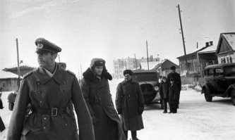 Фоток Гитлера в Сталинграде "почему-то". Но есть фотки Паулюса.
Вот тебе для контраста с Парижем.