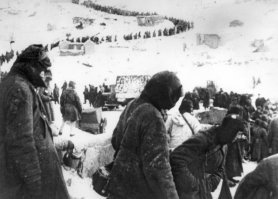 А это "парад" немцев в Сталинграде. Правда, разительное отличие?
В Париже у них была несколько другая "походка", правда?