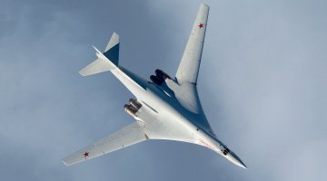 Советский сверхзвуковой стратегический бомбардировщик Ту-160 ( Белый лебедь ) считается лучшим в мире самолётом своего класса. В 1990-е годы эти бомбардировщики распиливали на металлолом под чутким руководством американских наставников. Удалось сохранить всего 16 машин. В 2015 году Минобороны РФ объявило о начале работ по возрождению легендарного ракетоносца   сейчас к выпуску готовится модернизированная модель Ту-160М2.