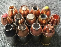 термин  разрывная пуля  на разговорном уровне достаточно часто применяется к любым пулям, запрещённым к применению в боевых действиях, и помимо собственно разрывных используется также к экспансивным и фрагментирующимся пулям. В англоязычной литературе также можно найти примеры применения термина explosive к пассивно разрушающимся пулям.

но , если честно - "пуля" с зарядом ВВ -это уже "снаряд". Так что в моем понимании пуля созданная специально для того чтобы утрачивать форму определенным образом (надпилы, воронкообразный наконечник, тяжелый "раздавливающий" металл поверх основного сердечника) все что способствует дроблению и обретению наибольшей поражающей формы пулей, можно называть -"экспансивной" пулей (если любитель англицизмов). Тут не сама пуля как таковая разрывается, а окружающие ткани разрывает.