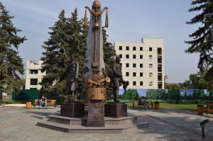 Да, "Мужик" перед Рахманиным -  писатель Сергей Н. Сергеев-Ценский.  
А есть еще в городе памятник простому тамбовскому мужику с сохой, который кормил миллионы еще при царе.
И есть уникальный памятник сразу 2 военным композиторам из Тамбова - Василию Агапкину (марш "Прощание славянки") и Илье Шатрову (вальс "На сопках Маньчжурии").