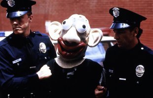 В "Голом пистолете" вот этого тоже поймали по фотороботу)