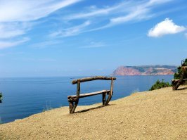 В таком месте лавочка намного поинтересней будет (мыс Айя)