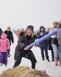 Масленица прошла прекрасно, но вот чучело сжечь не удалось. 
Отбилось...