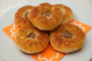 Это  очередное фиаско, Maria !
 Это не беляши, а пирожки с мясом, вернее, с рубленным мясом ( новое слово в кулинарии). Назови их так, ни каких претензий не было бы, потому что беляши 
 должны быть круглой формы, обязательно, с открытым фаршем посередине. Именно фаршем, в который обязательно добавляется лук, чтобы фарш был сочный.