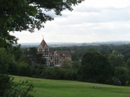 у бритишей есть такой обычай: можно в память о дорогом человеке поставить скамейку. Стоит это - недёшево, но деньги уходят на то, что за скамейкой будут следить, ремонтировать и т.п.