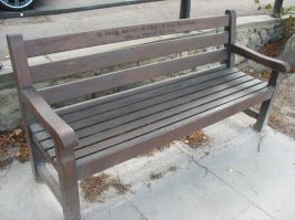у бритишей есть такой обычай: можно в память о дорогом человеке поставить скамейку. Стоит это - недёшево, но деньги уходят на то, что за скамейкой будут следить, ремонтировать и т.п.