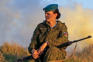 А что ей подарить? Носки или бритву?