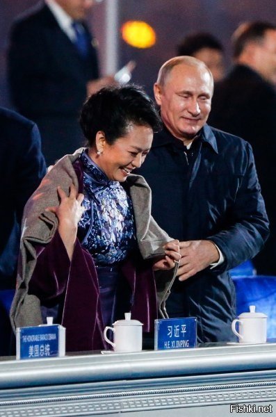 Правильно..Русскому вообще-то китайца надо было обнимать..