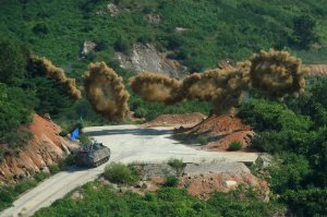 Или тут безосколочные снаряды, что очень вряд ли. Или им совсем пофигу на жизни людей (явно это не боевые действия)