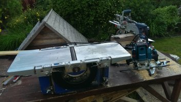 Вот только значка "Р" не видно почему-то. Стусло выпускают разные производители и из разных материалов, а не только из дешевого, ломкого пластика.
Более того, его можно сделать самому, особенно тогда, когда угол запила нужен отличный от стандартного, а запилов надо сделать несколько десятков и нет желания тратится на торцовочник.
Вот, кстати, мои мужские игрушки.