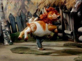 Львица, потерявшая детёнышей, приютила маленькую антилопу