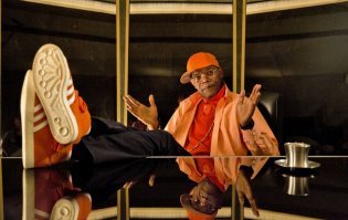 А что тут понимать. Я вообще когда вижу Маска, сразу вспоминаю этого.