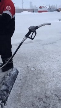 При чем тут морозы? Человек невидимка заправляет свой автомобиль!