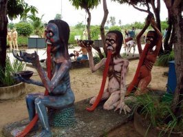 веселенький парк в Таиланде. Не  совсем детский, но говорят отпрысков туда все-так водят, если они себя плохо ведут.