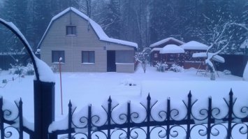 Вот удивил то!!! У меня тоже аля бревно!!! Правда теплее гораздо стало после сайдинга с пенопластом и каменной ватой... Ну и плюс стеклопакеты взамен дряхлых рам старых. Теперь с печкой и в -30 зимой норм, хотя сам дом построен лично моим дедом из дого, что было в период 79 - 81ый год. Стоит на блоках обычных. Снести рука никогда не поднимется!!!