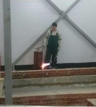 Тут все нормально, кто сталкивался с укладкой гидроизоляции поймет.