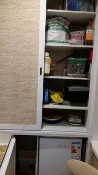 В конце осени решил заделать ремонт. Не сам конечно, т.к. просто нет времени, да и умений сделать всё хорошо, без ошибок, боюсь не хватило б. С меня был дизайн, покупка материалов и т.д. С мастера работа и рекомендации.
Честно скажу, вагонку даже не рассматривал. Есть дача, там и так везде дерево. Да и до этого ремонта балкон был как раз сделан вагонкой. Надоела. Балкон был не утеплён. Панельный дом серии П-46.
Короче, могу сказать, что правильное распределение пространства решает огромное количество проблем. Всё убрано по "ящичкам" и свиду на балконе ничего нет. А заныкано там порядочно.
Балкон утеплялся пенополистиролом 5см. Окна на улицу 2й стеклопакет, в комнату одинарный. Обшивка ПВХ панели. Они и моются хорошо и выглядят. А офсетные ещё и маловыгорают и менее подвержены царапинам. Панели с эйфелевой башней не офсет правда. потолок тоже панели типа "белый ясень" с 2 точечными светильниками. Ну а пол новинка - ПВХ плитка. Как видно, под окном шкафчик во всю стену (3 дверцы сдвижные) толщиной в "3л банку"), ну и боковой шкафчик - для длинномеров, полки (съёмные), минихолодильник для пива и и т.д. и отделение для картошки :) Стол откидной.
Короче, и я свои инструменты, и мать банки, и жена химию, и ребёнок книжки храним. И место отдельное появилось, кабинетик. Тепло, светло, удобно, красиво. И ещё при желании раскладушка влезет %) Может кому-то идеи какие от меня понравятся, используют. 
Удачи :)