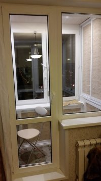 В конце осени решил заделать ремонт. Не сам конечно, т.к. просто нет времени, да и умений сделать всё хорошо, без ошибок, боюсь не хватило б. С меня был дизайн, покупка материалов и т.д. С мастера работа и рекомендации.
Честно скажу, вагонку даже не рассматривал. Есть дача, там и так везде дерево. Да и до этого ремонта балкон был как раз сделан вагонкой. Надоела. Балкон был не утеплён. Панельный дом серии П-46.
Короче, могу сказать, что правильное распределение пространства решает огромное количество проблем. Всё убрано по "ящичкам" и свиду на балконе ничего нет. А заныкано там порядочно.
Балкон утеплялся пенополистиролом 5см. Окна на улицу 2й стеклопакет, в комнату одинарный. Обшивка ПВХ панели. Они и моются хорошо и выглядят. А офсетные ещё и маловыгорают и менее подвержены царапинам. Панели с эйфелевой башней не офсет правда. потолок тоже панели типа "белый ясень" с 2 точечными светильниками. Ну а пол новинка - ПВХ плитка. Как видно, под окном шкафчик во всю стену (3 дверцы сдвижные) толщиной в "3л банку"), ну и боковой шкафчик - для длинномеров, полки (съёмные), минихолодильник для пива и и т.д. и отделение для картошки :) Стол откидной.
Короче, и я свои инструменты, и мать банки, и жена химию, и ребёнок книжки храним. И место отдельное появилось, кабинетик. Тепло, светло, удобно, красиво. И ещё при желании раскладушка влезет %) Может кому-то идеи какие от меня понравятся, используют. 
Удачи :)