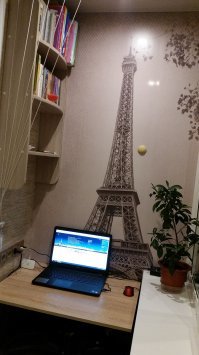 В конце осени решил заделать ремонт. Не сам конечно, т.к. просто нет времени, да и умений сделать всё хорошо, без ошибок, боюсь не хватило б. С меня был дизайн, покупка материалов и т.д. С мастера работа и рекомендации.
Честно скажу, вагонку даже не рассматривал. Есть дача, там и так везде дерево. Да и до этого ремонта балкон был как раз сделан вагонкой. Надоела. Балкон был не утеплён. Панельный дом серии П-46.
Короче, могу сказать, что правильное распределение пространства решает огромное количество проблем. Всё убрано по "ящичкам" и свиду на балконе ничего нет. А заныкано там порядочно.
Балкон утеплялся пенополистиролом 5см. Окна на улицу 2й стеклопакет, в комнату одинарный. Обшивка ПВХ панели. Они и моются хорошо и выглядят. А офсетные ещё и маловыгорают и менее подвержены царапинам. Панели с эйфелевой башней не офсет правда. потолок тоже панели типа "белый ясень" с 2 точечными светильниками. Ну а пол новинка - ПВХ плитка. Как видно, под окном шкафчик во всю стену (3 дверцы сдвижные) толщиной в "3л банку"), ну и боковой шкафчик - для длинномеров, полки (съёмные), минихолодильник для пива и и т.д. и отделение для картошки :) Стол откидной.
Короче, и я свои инструменты, и мать банки, и жена химию, и ребёнок книжки храним. И место отдельное появилось, кабинетик. Тепло, светло, удобно, красиво. И ещё при желании раскладушка влезет %) Может кому-то идеи какие от меня понравятся, используют. 
Удачи :)