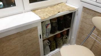 В конце осени решил заделать ремонт. Не сам конечно, т.к. просто нет времени, да и умений сделать всё хорошо, без ошибок, боюсь не хватило б. С меня был дизайн, покупка материалов и т.д. С мастера работа и рекомендации.
Честно скажу, вагонку даже не рассматривал. Есть дача, там и так везде дерево. Да и до этого ремонта балкон был как раз сделан вагонкой. Надоела. Балкон был не утеплён. Панельный дом серии П-46.
Короче, могу сказать, что правильное распределение пространства решает огромное количество проблем. Всё убрано по "ящичкам" и свиду на балконе ничего нет. А заныкано там порядочно.
Балкон утеплялся пенополистиролом 5см. Окна на улицу 2й стеклопакет, в комнату одинарный. Обшивка ПВХ панели. Они и моются хорошо и выглядят. А офсетные ещё и маловыгорают и менее подвержены царапинам. Панели с эйфелевой башней не офсет правда. потолок тоже панели типа "белый ясень" с 2 точечными светильниками. Ну а пол новинка - ПВХ плитка. Как видно, под окном шкафчик во всю стену (3 дверцы сдвижные) толщиной в "3л банку"), ну и боковой шкафчик - для длинномеров, полки (съёмные), минихолодильник для пива и и т.д. и отделение для картошки :) Стол откидной.
Короче, и я свои инструменты, и мать банки, и жена химию, и ребёнок книжки храним. И место отдельное появилось, кабинетик. Тепло, светло, удобно, красиво. И ещё при желании раскладушка влезет %) Может кому-то идеи какие от меня понравятся, используют. 
Удачи :)