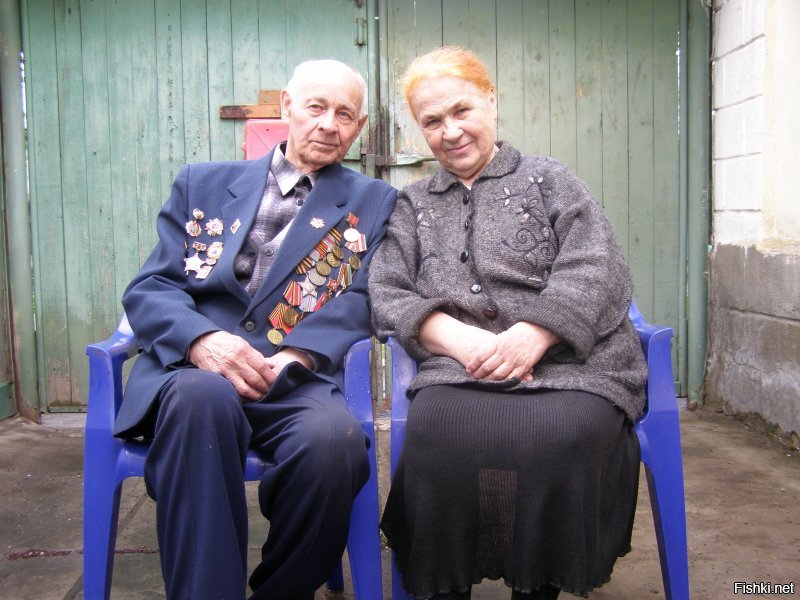 Досталось бате, да и всему его поколению. 
Слышал, что из ребят 1923 г. рождения, в живых осталось совсем немного. 
Но ему повезло: вернулся живым, закончил мединститут, работал хирургом, рентгенологом, вышел на пенсию и дожил до глубокой старости. 
Это мои родители за год до смерти.