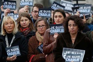 Конечно, давайте размоем границы над чем можно смеяться, а над чем нельзя? Убьем в себе -сострадание, человечность. Тут же только стоит начать -остановить процесс превращения человека в шакала -не получится уже. Тем более есть пример, во Франции есть вон веселые ребята , которые над смертью стебаются 
...только они лживые лицемерные ублюдки - когда мусульмане возмущенные их мерзкими карикатурами пришли в редакцию и покрошили карикатуристов - чет все их поклонники с такими грустными мордами приперлись -вот бы поржали, с трупов то?