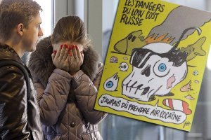 Конечно, давайте размоем границы над чем можно смеяться, а над чем нельзя? Убьем в себе -сострадание, человечность. Тут же только стоит начать -остановить процесс превращения человека в шакала -не получится уже. Тем более есть пример, во Франции есть вон веселые ребята , которые над смертью стебаются 
...только они лживые лицемерные ублюдки - когда мусульмане возмущенные их мерзкими карикатурами пришли в редакцию и покрошили карикатуристов - чет все их поклонники с такими грустными мордами приперлись -вот бы поржали, с трупов то?