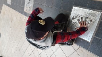 Могучий мужик. 
В Каннах его отпечаток - для масштаба моя рука 176см 98кг и сына 10 лет, 147 см.
Сын его фанат, получил огромное удовольствие, увидев и прикоснувшись к его нехилой руке.