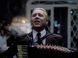Человек с аккордеоном.