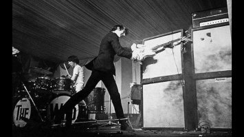 Некоторые тут скажут, мол негры - обезьяны и скрипку на растопку хижины, а скрипача на ужин...Но только белые додумались играть ж@пой и ногами на фортепиано, а после игры на гитаре лупить ею об сцену и разбивать диффузоры динамиков.