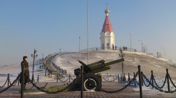 Вот еще символ, Часовня с "десятки", в Красноярске кстати тоже стреляют время отсекая, как в СПб.
В полне эти купюры еще ходят, недавно хрустящими в магазе сдачу давали)