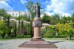 Памятник Екатерине II в Севастополе, открыт 15 июня 2008 года во время праздничных мероприятий, посвященных 225-летию со дня основания города-героя Севастополя.

Памятник установлен в сквере на ул. Ленина, бывшей ул. Екатерининской, по оси главного входа музея Черноморского флота РФ. На месте сквера была оборудована круглая в плане площадка, в центре которой установлен памятник Екатерине II.

Авторами памятника являются скульптор Станислав Чиж и архитектор Григорий Григорьянц