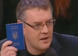 Сегодня на НТВ телеведущий Андрей Норкин в программе *место встречи* дал по морде этому кто на фото. 
Я не знаю как его.