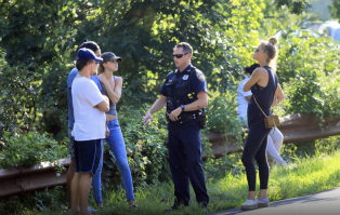 За сочинение - пять! За баян - кол!
А теперь немного разоблачений на сегодня...
Вот и "разбитая в хлам машина Лео", ну и полиции конечно "не было"
Ой, а вот и видео нашлось;)