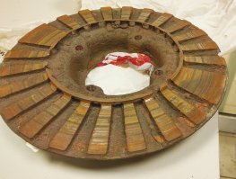 Из моей личной коллекции (клиент ездил, не замечая проблем, думая, что таким диск и должен быть, пришел поменять колодки)