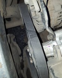 Это технологическая сшивка верхнего слоя зашитной ткани, на прочность каркаса (кордовых нитей) не влияет ровным образом НИКАК