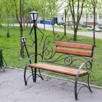 Это Лопатинский сад в Смоленске. Там много разных лавочек в этом стиле.