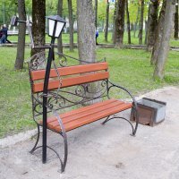 Это Лопатинский сад в Смоленске. Там много разных лавочек в этом стиле.