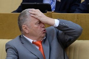 ""Вчера был страшный дождь. Я впервые промок. Никогда не промокал "до нитки". Дождь внезапно пролил. Я почувствовал, что значить "промокнуть до нитки". Хорошо, что есть запасной костюм и туфли. Переоделся. С другой стороны, впервые министерство по чрезвычайным ситуациям стало лучше информировать. Информация о последних штормовых предупреждениях была предоставлена заранее. А вчера Московский гидрометцентр не дал информации, у нас претензии к ним. Даже я видел, что черная туча подошла к Москве. Откройте окно, вы   чиновники Московского гидрометцентра. Почему вы не предупредите, что через 20 минут начнется сильный ливень?"   возмутился Жириновский.
-"Разогнать гидрометцентр. Мосгидрометцентр разогнать, уволить, только за один вчерашний дождь",   заявил политик.