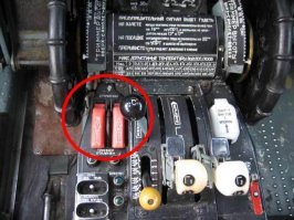 Зачем в салоне самолета маленькие треугольные наклейки