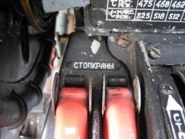 Зачем в салоне самолета маленькие треугольные наклейки