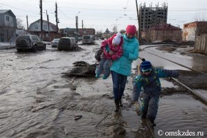 "Дико" "Для меня это дико" "Это дико". Что за ТП очередная? Если в её мозгу не помещается осознание почему мы не ходим дома в обуви, пусть плакатик на стену повесит.