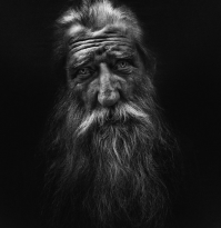 Большинство фоток принадлежат двум авторам.
Человек открывший данный стиль + обработка на PS - Lee Jeffries.
Собственно в его честь назван данный стиль фотографий.
Второго зовут Balaji Maheshwar.

Большинство работ Ли тут