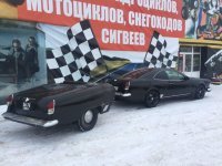 Каждому свое! 
Белочке - орешек! 
Мальчикам - машинки))