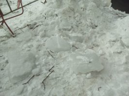 Все не просто. Разбитая машина - имущественный иск. Убитый прохожий - уголовная статья. Сегодня у меня на крыше работали альпинисты. Глыбы килограмм по двадцать с высоты тридцать метров. Бомба! Для того я и приехал сегодня на работу в 6 утра - успеть поставить ограждение. Припаркуют машину и всё, работы нет. Более того, любой водитель может послать меня с моим ограждением нафуй и машину поставить. Предписание из управы я получил еще в сентябре. "Обеспечить очистку кровли, а то..." А как я её обеспечу? Я что, ГИБДД, местная власть, у меня есть полномочия эвакуировать машины, перекрывать движение? Альпинисты тоже нарасхват. Они не приезжают "по свистку". Это целая проблема - очистка кровли. И решают её все по разному. Иногда, конечно, и по идиотски.  Вот какие камешки, сегодня летели с моей крыши (28 метров).