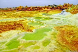 Красных озер с незамерзайками вообще много. Один из примеров - озеро Малиновое в Алтайском крае.
Желтую незамерзайку можно в Эфиопии набирать в озере Аваса (хотя оно больше на лужу похоже), а зеленую - в одном из озер долины Ваймангу в Новой Зеландии