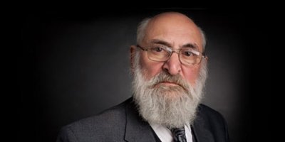 Демирханов Арэг Саркисович - Главный архитектор города, никогда не занимавший эту должность. Прекрасный поэт и строитель Красноярска. Академик архитектуры.

"Теорию и практику верстая, 
Я понял, на седой мотая ус: 
Архитектура   женщина простая, 
В отличие от прочих славных муз"

"На Дубровинской улице, 
Там, где яблони в ряд 
Белоснежно красуются 
Столько весен подряд,
Где дома отражаются 
В енисейской воде, 
Жизнь моя продолжается   
То в пирах, то в труде."
(Стихи принадлежат перу Деда)