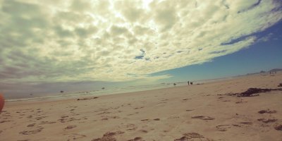 Не видела такого если честно.. Вот фото с обычного некоммерческого пляжа в Кейптауне.. Сделано прямо сейчас. Ни банок от пепси-колы ни пакетов ни кондомов..