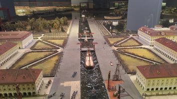 Куда бурлаки тащат корабль? К набережной.
На второй фотографии можете увидеть мужика с шестом,  необходимо отталкивать корабль от края канала. 
Доработать нужно диораму.